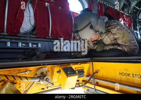 Maui, Stati Uniti. 9 agosto 2023. Due Hawaii Army National Guard CH47 Chinook eseguono lanci di secchi d'acqua aerei a Maui per assistere nella lotta contro gli incendi, attraverso l'isola di Maui, Hawaii, il 9 agosto 2023. I due equipaggi hanno eseguito 58 lanci totali di benne nell'Upcountry Maui in cinque ore, per un totale di oltre centomila galloni caduti sugli incendi. Foto di MSgt. Andrew Jackson/USAF/U.S. National Guard/UPI Credit: UPI/Alamy Live News Foto Stock