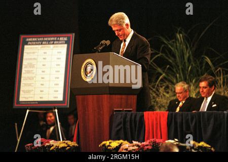 Il presidente Bill Clinton (da sinistra), il governatore del Kentucky Paul Patton e il sindaco di Louisville Jerry Abramson si inchinano la testa e osservano un momento di silenzio in onore di 224 persone uccise nell'attentato terroristico del 7 agosto di due ambasciate degli Stati Uniti in Africa orientale lunedì 10 agosto, 1998 al Commonwealth Convention Center di Louisville, Jefferson County, Kentucky, USA. "Faremo tutto il possibile per consegnare gli assassini alla giustizia", ha detto Clinton degli attentati dell'ambasciata a Nairobi, in Kenya, e a Dar es Salaam, in Tanzania. (Foto Apex MediaWire di Billy Suratt) Foto Stock