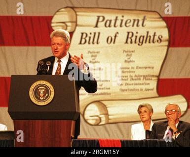 Il presidente Bill Clinton (a sinistra) promuove la proposta di legge sui diritti dei pazienti come il senatore del Kentucky in pensione Wendell H. Ford (a destra) e una donna non identificata guardano durante una visita in Kentucky lunedì 10 agosto 1998 al Commonwealth Convention Center di Louisville, Jefferson County, Kentucky, USA. Clinton ha partecipato ad un pranzo di raccolta fondi per il candidato democratico al Congresso Scotty Baesler più tardi. (Foto Apex MediaWire di Billy Suratt) Foto Stock