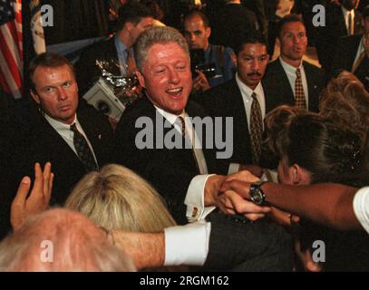 Il presidente Bill Clinton stringe la mano ai partecipanti mentre è affiancato da agenti dei servizi segreti degli Stati Uniti dopo aver spiegato la sua iniziativa "pazienti" Bill of Rights" lunedì 10 agosto 1998 al Commonwealth Convention Center di Louisville, Jefferson County, Kentucky, USA. Clinton ha detto che la legislazione proposta contribuirebbe a proteggere la riservatezza dei dati medici personali delle persone, tra le altre cose. (Foto Apex MediaWire di Billy Suratt) Foto Stock