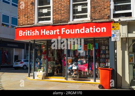 Shrewsbury, Inghilterra – 10 agosto 2023: Facciata del negozio di beneficenza della British Heart Foundation a Shrewsbury, Shropshire Foto Stock