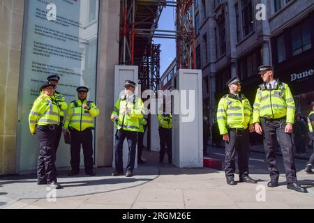 Londra, Regno Unito. 9 agosto 2023. Gli agenti di polizia tengono d'occhio Oxford Street. Secondo quanto riferito, un post sui social media ha organizzato un evento di taccheggio di massa nella trafficata strada dello shopping nel centro di Londra, con la polizia che arrestava e si scontrava con diversi giovani fuori dai negozi durante il giorno. (Immagine di credito: © Vuk Valcic/SOPA Images via ZUMA Press Wire) SOLO PER USO EDITORIALE! Non per USO commerciale! Foto Stock