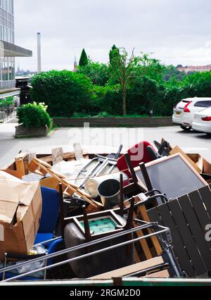 i mobili sono stati gettati in un contenitore in un parcheggio Foto Stock