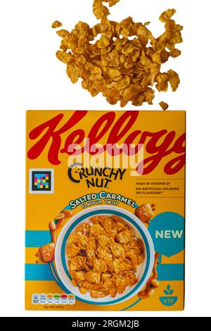 Scatola di cereali al caramello salati Kellogg Crunchy Nut aperti con contenuto versato su fondo bianco - cereali Kelloggs Kellogs Cereal Kellogg Foto Stock