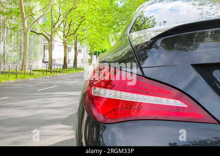 Vista posteriore della nuova auto nera. Primi piani dei fari della vettura Foto Stock
