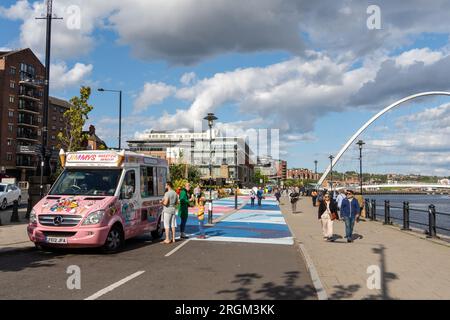 Newcastle upon Tyne, Regno Unito. 8 agosto 2023. Il Quayside a Newcastle upon Tyne, vicino al fiume Tyne, in estate. Foto Stock