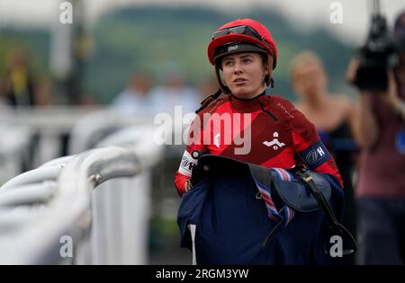 Jockey Saffie Osborne dopo aver vinto il William Hill Extra Place Races Daily Racing League gara 9 Nursery handicap sul nodo cinese all'ippodromo di Chepstow. Data foto: Giovedì 10 agosto 2023. Foto Stock