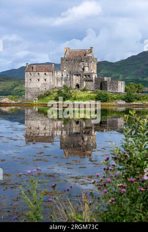 Eilean Donan Castle vicino a Dornie in Scozia, Regno Unito Foto Stock