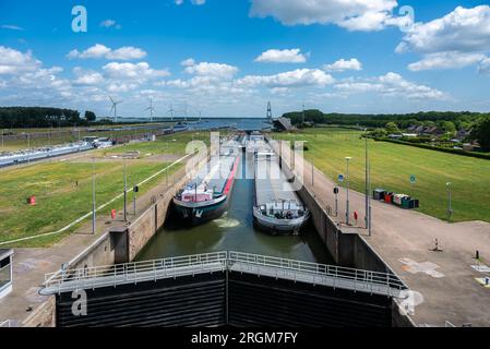 Numansdorp, Olanda meridionale, Paesi Bassi, 4 luglio 2023 - Vista ad alto angolo su una grande zona residenziale del fiume Hollandsch Diep Foto Stock