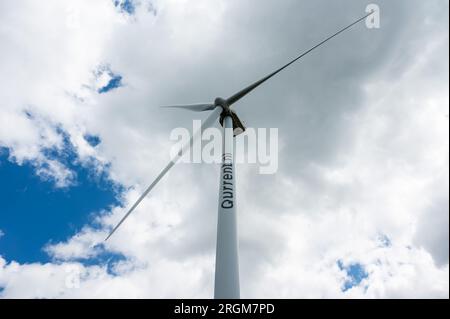 Numansdorp, Olanda meridionale, Paesi Bassi, 4 luglio 2023 - Vista dall'angolo basso su un mulino a vento vicino alla costa Foto Stock