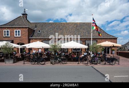 Numansdorp, Olanda meridionale, Paesi Bassi, 4 luglio 2023 - caffetteria per ciclisti e terrazza nel villaggio Foto Stock