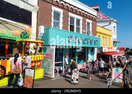 Gelateria Scoops Street sul Pier Hill a Southend on Sea, Essex, Regno Unito, in una calda giornata estiva di sole. Aziende del settore turistico Foto Stock