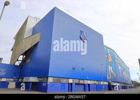 La vista lungo Goodison Road all'esterno di Goodison Park, Inghilterra. Goodison Park è la sede dell'Everton FC, membro fondatore della English Football League. Foto Stock