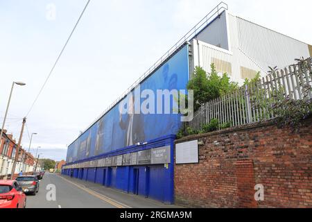 La vista lungo Gwladys Street fuori da Goodison Park, Inghilterra. Goodison Park è la sede dell'Everton FC, membro fondatore della English Football League. Foto Stock