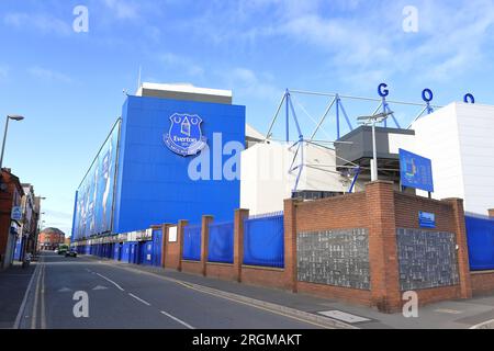 La vista lungo Goodison Road all'esterno di Goodison Park, Inghilterra. Goodison Park è la sede dell'Everton FC, membro fondatore della English Football League. Foto Stock