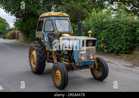 Macchine agricole a Copythorne, New Forest National Park, Hampshire, Inghilterra, U.K. Yellow e Blue Tractor in the New Forest Foto Stock