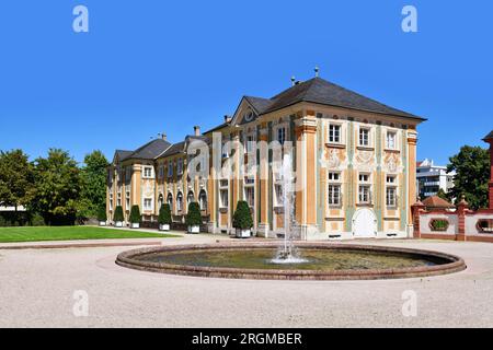 Bruchsal, Germania - agosto 2023: Edificio adiacente del castello barocco chiamato Palazzo Bruchsal nelle giornate di sole Foto Stock