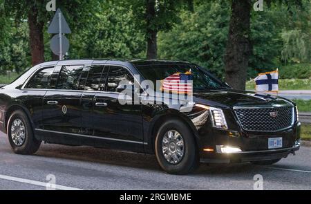Il veicolo presidenziale, "The Beast", che porta il presidente degli Stati Uniti Joe Biden a visitare Helsinki, la capitale di un nuovo paese membro della NATO, il 12 luglio 2023. Foto Stock