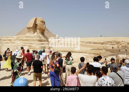 Giza, Egitto. 10 agosto 2023. I turisti visitano la Sfinge presso il punto panoramico delle piramidi di Giza, in Egitto, il 10 agosto 2023. Le entrate del settore turistico egiziano hanno raggiunto i 10,7 miliardi di dollari nell'anno fiscale 2021/2022 che si è concluso nel giugno 2022, segnando un aumento di circa il 120% rispetto ai 4,9 miliardi di dollari statunitensi dell'anno fiscale precedente, l'autorità statistica ufficiale egiziana ha annunciato mercoledì. Credito: Ahmed Gomaa/Xinhua/Alamy Live News Foto Stock