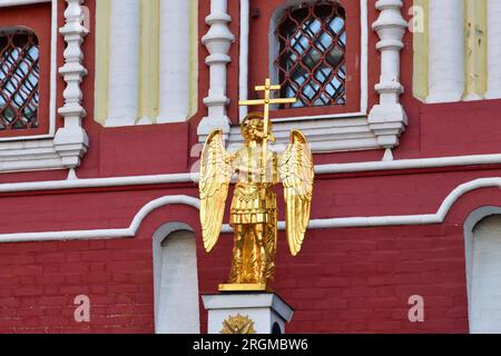 Mosca, Russia - 10 ottobre. 2021. Figura dorata di un angelo con una croce sulla Cappella Iverskaya delle porte della Resurrezione nel Cremlino Foto Stock