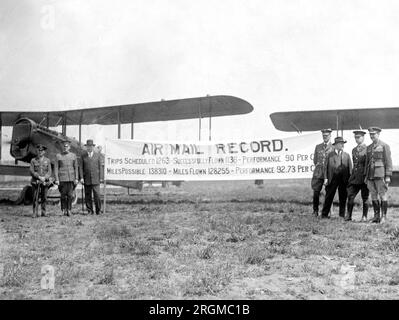 Un banner celebra il primo anniversario di Air mail Service, 19 maggio 1919 Foto Stock