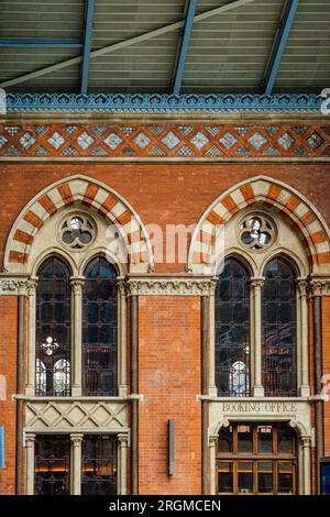 Dettagli architettonici, St Pancras International Station, Euston Road, Londra, Inghilterra Foto Stock