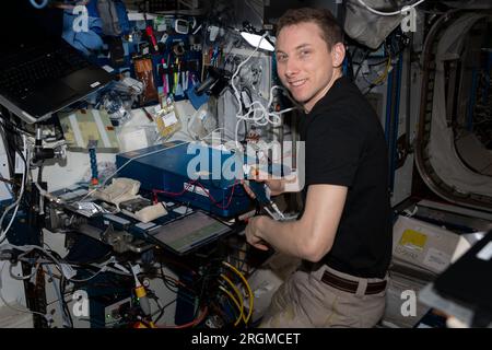 Stazione spaziale Internazionale, orbita terrestre. 8 agosto 2023. Stazione spaziale Internazionale, ORBITA TERRESTRE. 8 agosto 2023. L'astronauta della NASA e l'ingegnere di volo della Expedition 69 Woody Hoburg risolvono i problemi hardware del modulo Tranquility dispositivo avanzato di esercizio resistivo presso la stazione spaziale Internazionale, 8 agosto 2023, in Earth Orbit. L'ARED è un sistema di allenamento che imita i pesi liberi sulla Terra per mantenere la forza muscolare e la massa in microgravità. Crediti: NASA/NASA/Alamy Live News Foto Stock