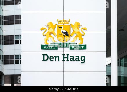 Den Haag, Olanda meridionale, Paesi Bassi, 3 luglio 2023 - Logo e segno della città di Ten Hague, città della pace e della giustizia Foto Stock