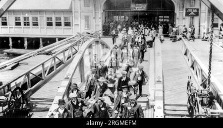 Immigrati dopo essere sbarcati a New York a Ellis Island, CA. 1909-1932 Foto Stock