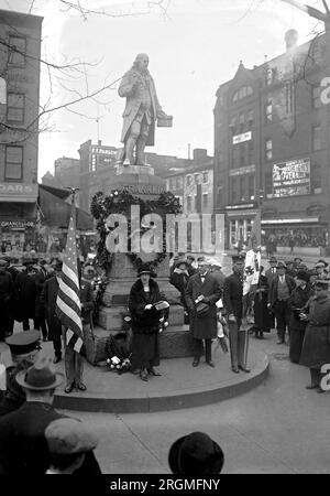 Cerimonia della corona D.A.R. alla statua di Benjamin Franklin a Washington D.C. ca. 17 gennaio 1924 Foto Stock