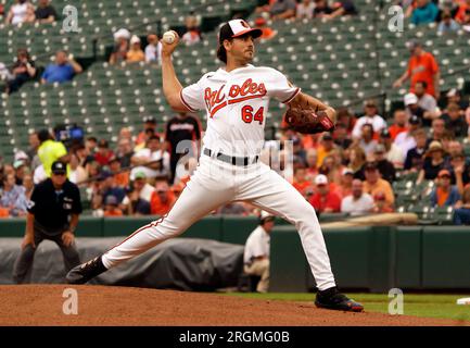 Baltimora, Stati Uniti. 10 agosto 2023. BALTIMORE, MD - 10 AGOSTO: Il lanciatore titolare dei Baltimore Orioles Dean Kremer (64) nel primo inning durante una partita della MLB tra i Baltimore Orioles e gli Houston Astros, il 10 agosto 2023, all'Orioles Park di Camden Yards, a Baltimora, Maryland. (Foto di Tony Quinn/SipaUSA) credito: SIPA USA/Alamy Live News Foto Stock