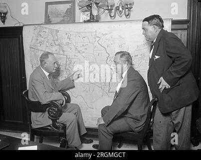 Tre membri del Comitato per la campagna senatoriale democratica discutono di una mappa elettorale CA. 1924 Foto Stock