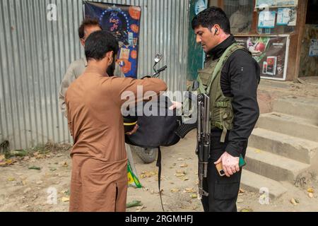 Il personale dello Special Operation Group (SOG) della polizia di Jammu e Kashmir controlla un sacco di civili in vista del 77° giorno dell'indipendenza dell'India, nella periferia di Srinagar. Soldato dell'esercito indiano e due civili feriti dopo che i militanti hanno lanciato granata durante un'operazione di cordone e di ricerca nel distretto di Anantnag nel Kashmir meridionale. Le misure di sicurezza sono state rafforzate con un alto livello di allerta, in vista delle minacce militanti, mentre le forze hanno istituito punti di controllo e intensificato la sorveglianza casuale dei frisking e dei droni in tutta la valle in vista del 77° giorno dell'indipendenza dell'India. L'India commemora la sua indipendenza del 1947 fr Foto Stock