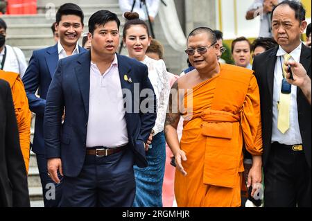 Thailandia. 10 agosto 2023. Vacharaesorn Vivacharawongse, il secondo figlio maggiore del re tailandese Maha Vajiralongkorn, parte dopo una visita al tempio buddista di Wat Yannawa a Bangkok. (Foto di Vichan Poti/Pacific Press) credito: Pacific Press Media Production Corp./Alamy Live News Foto Stock