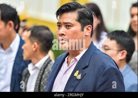 Thailandia. 10 agosto 2023. Vacharaesorn Vivacharawongse, il secondo figlio maggiore del re tailandese Maha Vajiralongkorn, parte dopo una visita al tempio buddista di Wat Yannawa a Bangkok. (Foto di Vichan Poti/Pacific Press) credito: Pacific Press Media Production Corp./Alamy Live News Foto Stock