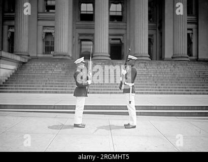 Marines a guardia dell'edificio del Tesoro durante una parata del KKK, CA. 1925 Foto Stock