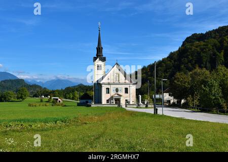 Veduta della chiesa parrocchiale di San . Margherita in Bohinjska Bela vicino a Bled nella regione di Gorenjska in Slovenia Foto Stock