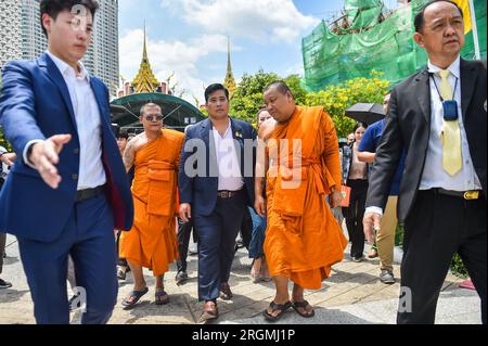 Thailandia. 10 agosto 2023. Vacharaesorn Vivacharawongse, il secondo figlio maggiore del re tailandese Maha Vajiralongkorn, parte dopo una visita al tempio buddista di Wat Yannawa a Bangkok. (Immagine di credito: © Vichan Poti/Pacific Press via ZUMA Press Wire) SOLO USO EDITORIALE! Non per USO commerciale! Foto Stock