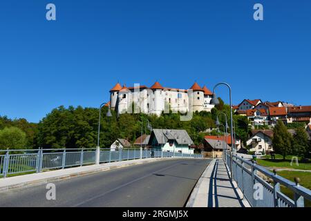 Vista del castello di Zuzemberk a Suha Krajina Dolenjska, Slovenia dall'altra parte del ponte Foto Stock