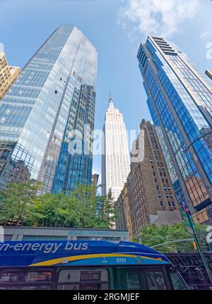 Midtown South: OneSixty Madison è una torre di appartamenti ottagonali rivestita in vetro che sorge da una base rettangolare di negozi al dettaglio. Foto Stock