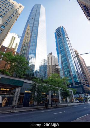 Midtown South: OneSixty Madison è una torre di appartamenti ottagonali rivestita in vetro che sorge da una base rettangolare di negozi al dettaglio. Foto Stock