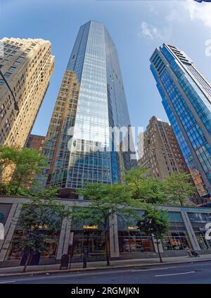 Midtown South: OneSixty Madison è una torre di appartamenti ottagonali rivestita in vetro che sorge da una base rettangolare di negozi al dettaglio. Foto Stock