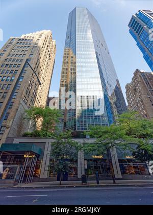 Midtown South: OneSixty Madison è una torre di appartamenti ottagonali rivestita in vetro che sorge da una base rettangolare di negozi al dettaglio. Foto Stock