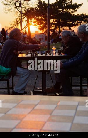 Persone che giocano a scacchi all'aperto nel parco Kalemegdan/fortezza di Belgrado in una serata estiva nella città di Belgrado, Serbia, 10 agosto 2023. Foto Stock