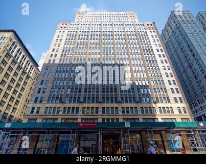 Midtown South: Punto di riferimento Art Deco 2 Park Avenue, progettato da Ely Jacques Kahn e completato nel 1928. La corona è notevole per la terracotta colorata. Foto Stock