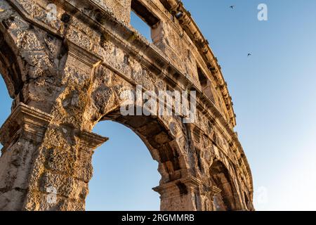 Pola Arena - anfiteatro romano si trova a Pola, Croazia. Questa foto è stata scattata nel luglio 2023. Foto Stock