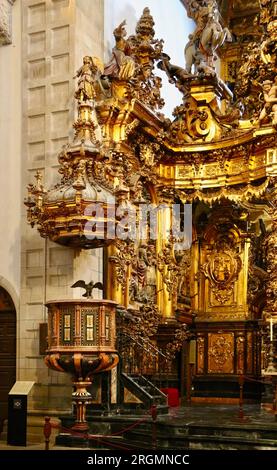 Pulpito in legno intagliato, decorato ed elaborato, nel monastero di San Martiño Pinario Santiago de Compostela, Galizia, Spagna Foto Stock