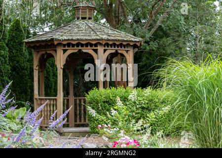 Architettura paesaggistica con cascate e perenni per oasi sul retro Foto Stock
