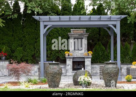 Architettura paesaggistica con cascate e perenni per oasi sul retro Foto Stock