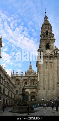 Statua in pietra di una donna e fontana a cavallo di fronte alla Torre dell'Orologio della Cattedrale di Santiago Praza de Praterías Santiago de Compostela Galizia Spagna Foto Stock